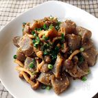 ヘルシー・メニュー♪こんにゃくとしめじのゴマ味噌煮込み