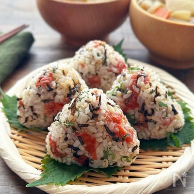 【梅塩昆布のもち麦おにぎり】