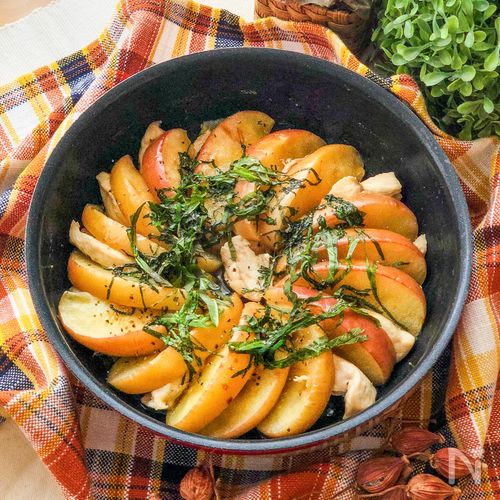 【ワンパン甘ふわ幸せおかず！】りんごと大葉と鶏肉のソテー
