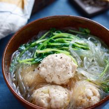 鶏団子と豆苗の中華風春雨スープ【#水戻し不要 #包丁不要】