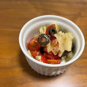 こむぎの作ってみた!投稿(シンプルでおいしい！ミニトマトとセロリとオリーブのサラダ)