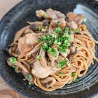 焼肉のたれで味付け簡単！鶏モモ肉としめじの甘辛パスタ