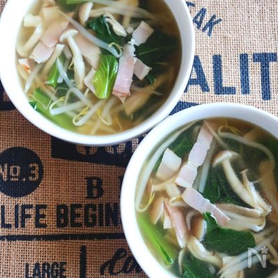 簡単でおいしい♪『小松菜とベーコンしめじのコンソメスープ』
