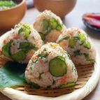 鮭フレークで簡単に作る！ポリポリきゅうり入り鮭おにぎり