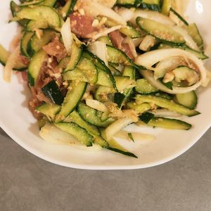 みちょの作ってみた!投稿(生ハムが和風に変身《にんにくごま味噌サラダ》)
