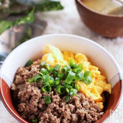 フライパンで♡旨味たっぷり豚そぼろとふんわり卵の3色どんぶり