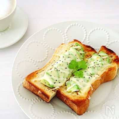 のせて焼くだけ簡単！とろ〜り美味しい♡アボカドチーズトースト