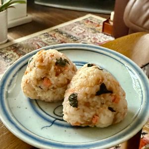 レイチーの作ってみた!投稿(ザクっと天かす♡『鮭おにぎり』パリッとジュワッと絶品♪)