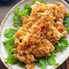 鶏の唐揚げピリ辛香味ソースがけ
