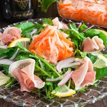 【食べてキレイに】ルッコラと生ハムのなます乗せサラダ