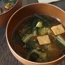 乾物でかさ増し♪キャベツと高野豆腐とわかめの味噌汁