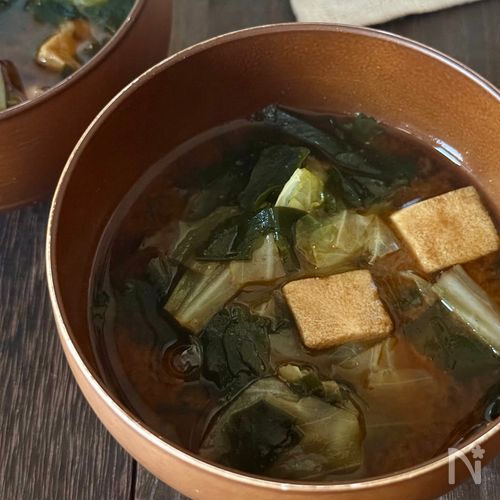乾物でかさ増し♪キャベツと高野豆腐とわかめの味噌汁