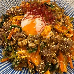 楽ラク手抜キッチン🐶🐾の作ってみた!投稿(がっつり旨♡『牛肉と小松菜のとろたま韓国風混ぜごはん』)