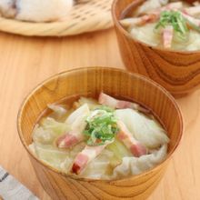キャベツとベーコンのコク旨みそ汁