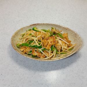 ひろりぃの作ってみた!投稿(ご飯がすすむ節約おかず！豚こまもやしの旨辛味噌炒め)