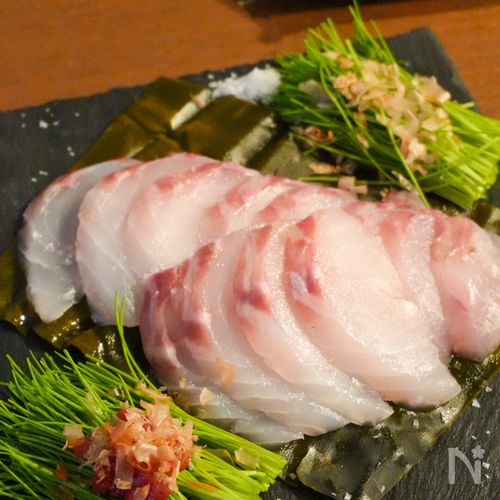 漬けておくだけ【鯛の昆布締め 芽ねぎと梅肉添え】
