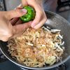 【爆速すぎる】ピーマンおかかチーズ焼きの工程3