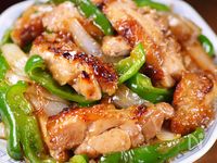 行列の定食屋さんの🍚ピーマンと玉葱のテリヤキチキン炒め🤩