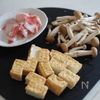節約食材でボリューム満点【厚揚げとしめじの中華風炒め煮】の工程1