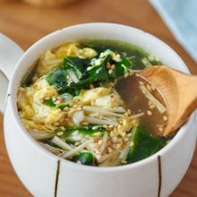 おかわりしたくなる【えのきとわかめの卵スープ】