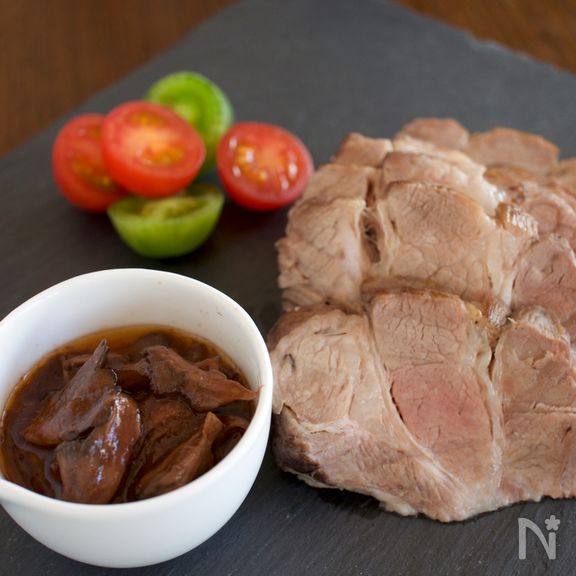 赤ワインと舞茸でしっとりやわらか!　ローストポーク