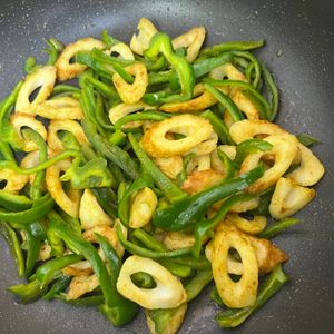 かなてぃの作ってみた!投稿(食材2つで簡単【ピーマンとちくわのカレー炒め】お弁当に◎)