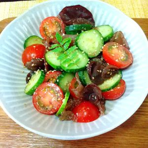 チョロリスの作ってみた!投稿(2人分だけど1人で食べられる♡トマトとキクラゲの中華サラダ)