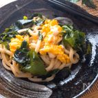 5分あれば余裕♡わかめとふわふわ卵のガーリック醤油焼きうどん
