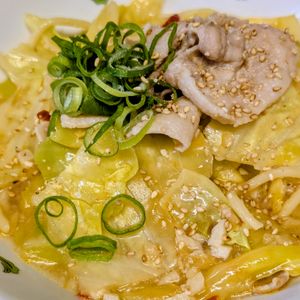 まゆのの作ってみた!投稿(【キャベツと豚肉の味噌スープ麺】お好きな麺で味わう濃厚味噌味)