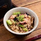 ワサビの香りと旨味「タコわさアボカドの旨味釜飯」