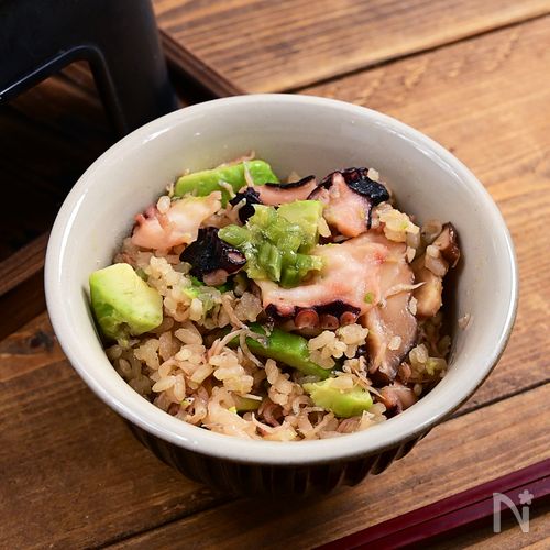 ワサビの香りと旨味「タコわさアボカドの旨味釜飯」