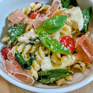まゆのの作ってみた!投稿(トマトとモッツァレラのオーリオバジルのサラダパスタ)