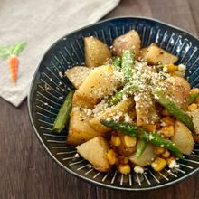 春野菜の簡単副菜！《新じゃがとアスパラのにんにくバター炒め》