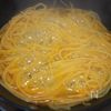 【これは飲める】ピリ辛お漬物パスタ♪ワンパンで簡単！の工程3