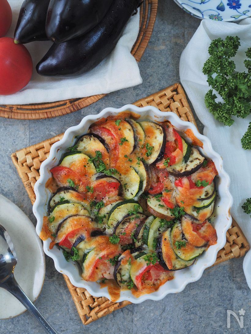 白の器に入った彩り野菜のチーズ焼き