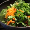 【お弁当にも】春菊と豚肉の彩りピリ辛味噌炒めの工程2