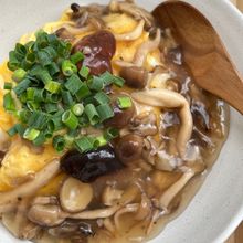 ワンパンで包まず簡単!【きのこあんかけオムライス】