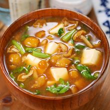 ほっこり温まる🍄なめこと豆腐と春菊のお味噌汁😋🥣