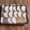 焼いて漬けるだけ!じゅわっと甘い「新玉ねぎのご飯泥棒漬け」の工程1