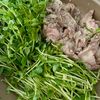 【豆苗と豚ばらのにんにく塩レモン炒め】5分かからずに激旨！の工程2