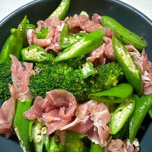 楽ラク手抜キッチン🐶🐾の作ってみた!投稿(緑の野菜と生ハムのナムル)