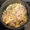 【グンと元気出る!】豚肉ともやしとえのきのピリ辛痩せスープの工程2
