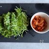 ご飯にも合う！【シャキシャキ豆苗の豚キムサラダ】の工程1