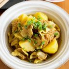『カレー肉じゃが』炒めて煮るだけ！ご飯に合う♪