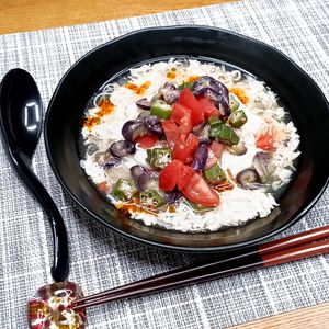 こまりこ😃の作ってみた!投稿(激旨‼️夏野菜たっぷり♪キンキンに冷やして♡酸辣湯風そうめん)