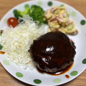 しぃちゃんの作ってみた!投稿(【絶品チーズINハンバーグ】簡単デミソース♡肉汁が溢れ出る！)
