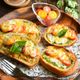 【おつまみにも】バジルベースのチーズトマトバケット