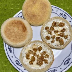 キャピタンの作ってみた!投稿(クリームチーズとくるみのオープンサンド)