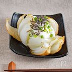 禁断のクリチー塩昆布on丸ごと新玉ねぎ
