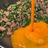 10分で完成！【ニラ玉そぼろ丼】の工程4